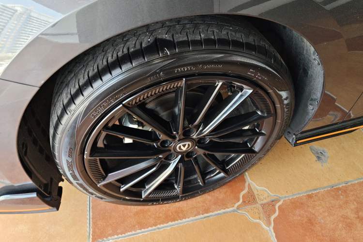 Used CHANGAN UNI-V 2023 1.5T Sport Edition Left Front Wheel Hub