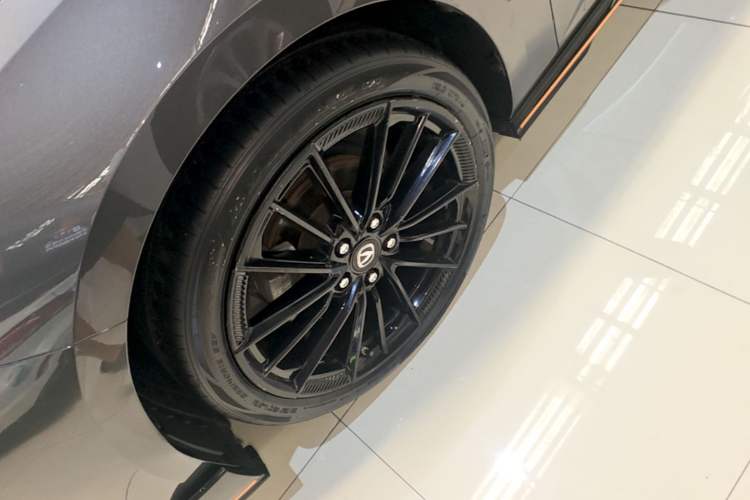 Used CHANGAN UNI-V 2023 1.5T Sport Edition Left Front Wheel Hub