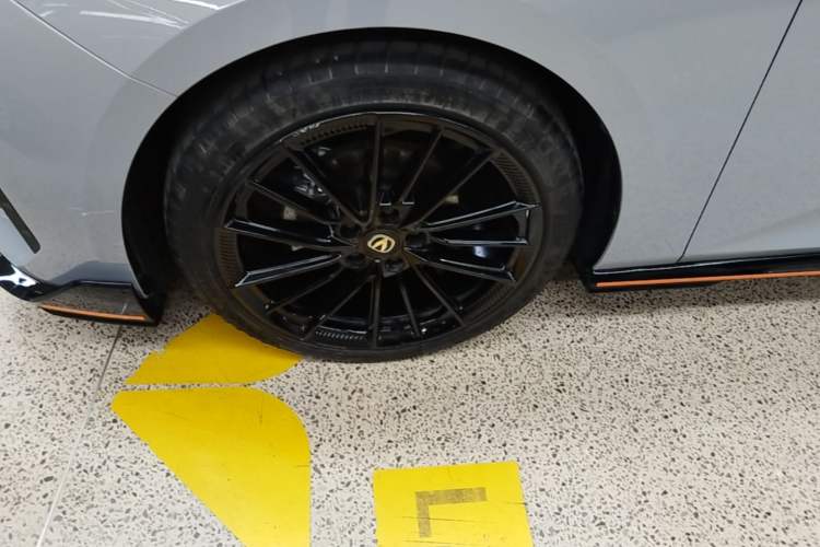 Used CHANGAN UNI-V 2023 1.5T Sport Edition Left Front Wheel Hub