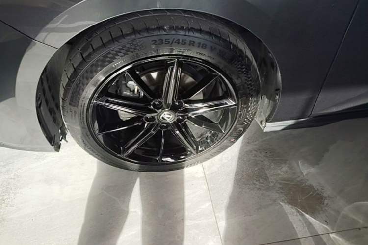 Used CHANGAN UNI-V 2023 1.5T Prestige Model Left Front Wheel Hub