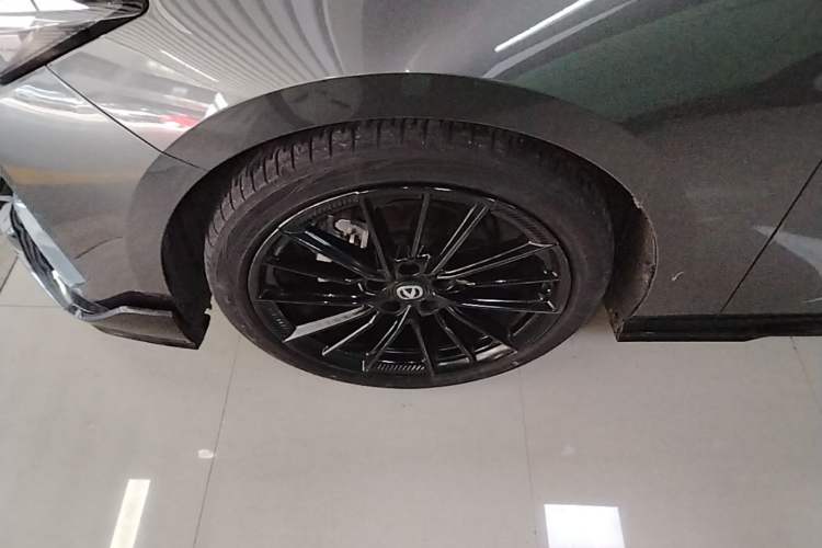 Used CHANGAN UNI-V 2023 1.5T Sport Edition Left Front Wheel Hub