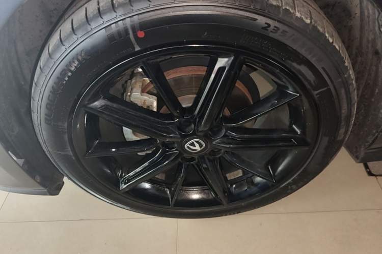 Used CHANGAN UNI-V 2023 1.5T Prestige Model Left Front Wheel Hub