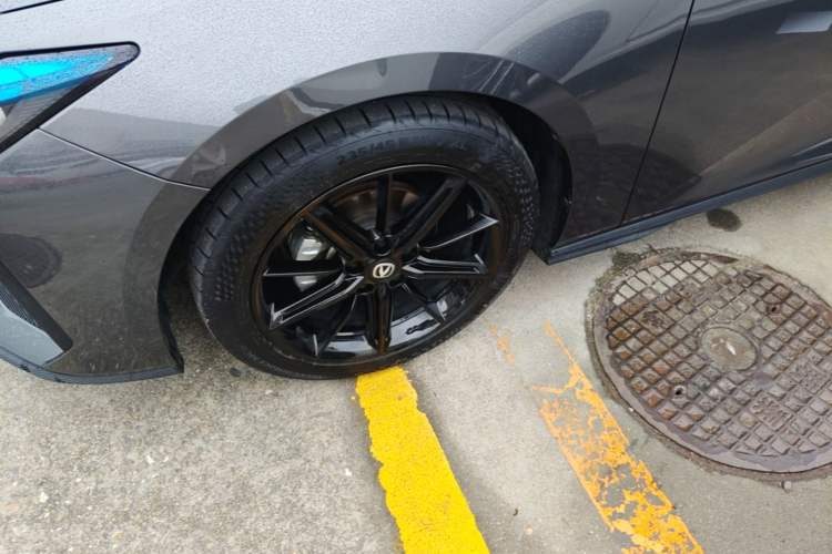 Used CHANGAN UNI-V 2023 1.5T Prestige Model Left Front Wheel Hub