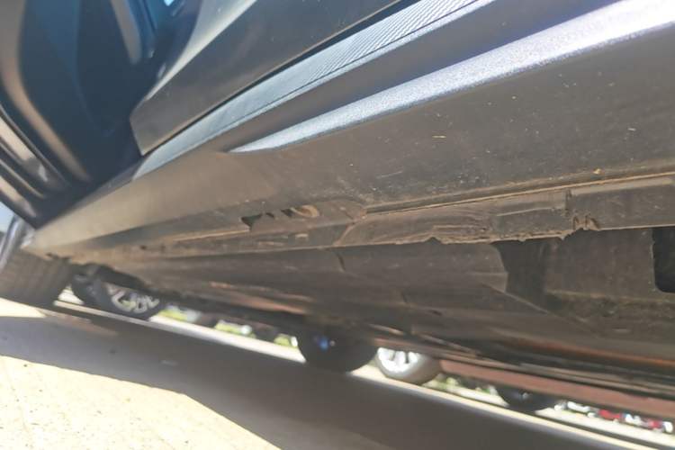 Used CHANGAN UNI-V 2023 1.5T Premium Model Left Side Sill
