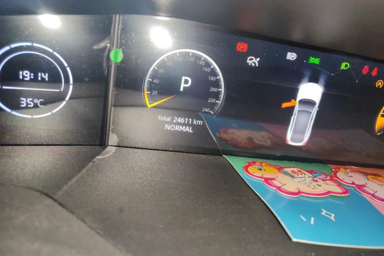 Used CHANGAN UNI-V 2023 1.5T Sport Edition Odometer Close Up