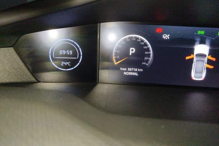 Used CHANGAN UNI-V 2023 1.5T Sport Edition Odometer Close Up
