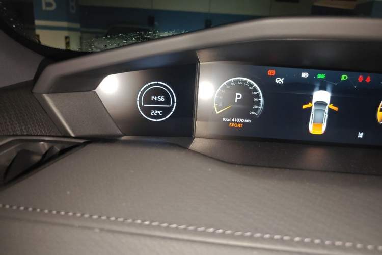 Used CHANGAN UNI-V 2023 1.5T Sport Edition Odometer Close Up