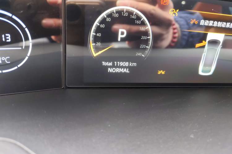 Used CHANGAN UNI-V 2023 1.5T Sport Edition Odometer Close Up