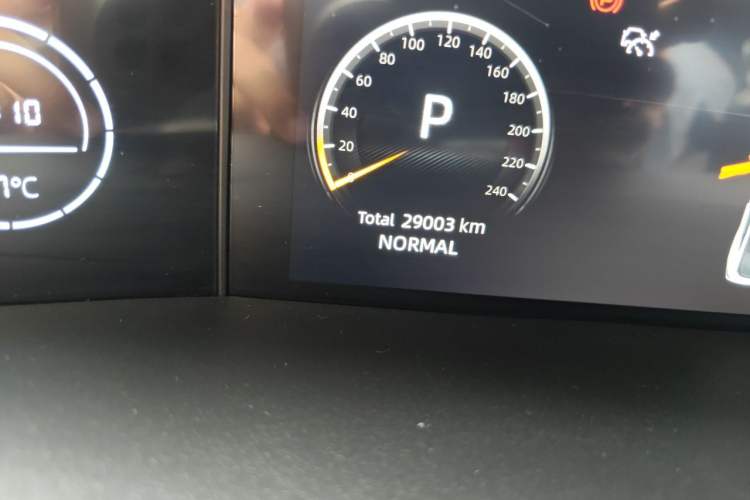 Used CHANGAN UNI-V 2023 1.5T Prestige Model Odometer Close Up