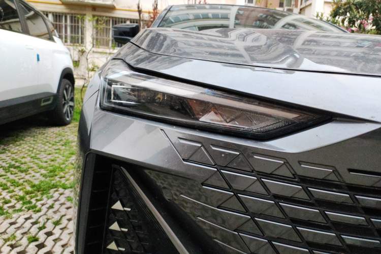Used CHANGAN UNI-V 2023 1.5T Prestige Model Right Front Headlight