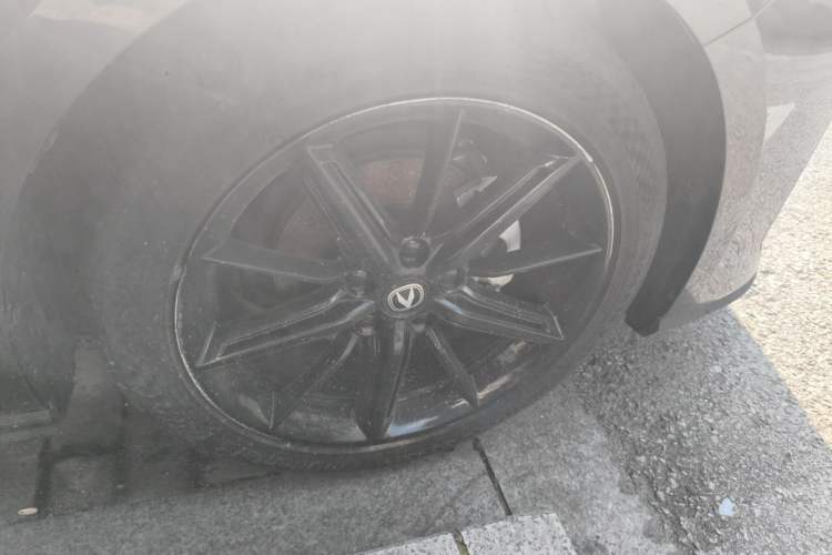 Used CHANGAN UNI-V 2023 1.5T Prestige Model Right Front Wheel Hub