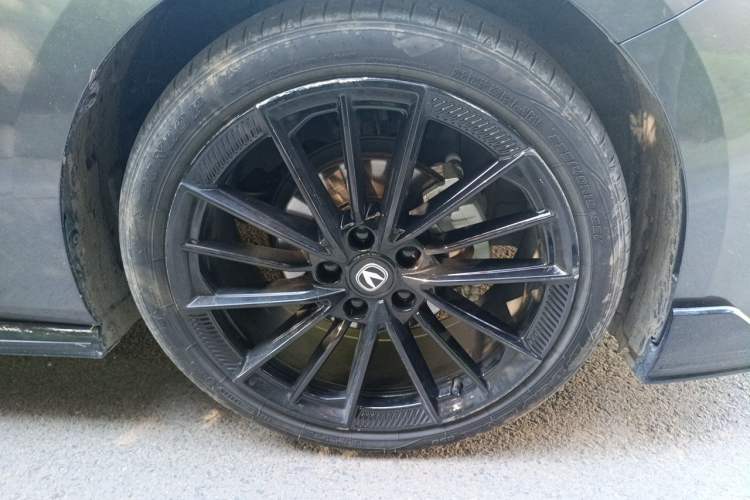 Used CHANGAN UNI-V 2023 1.5T Sport Edition Right Front Wheel Hub