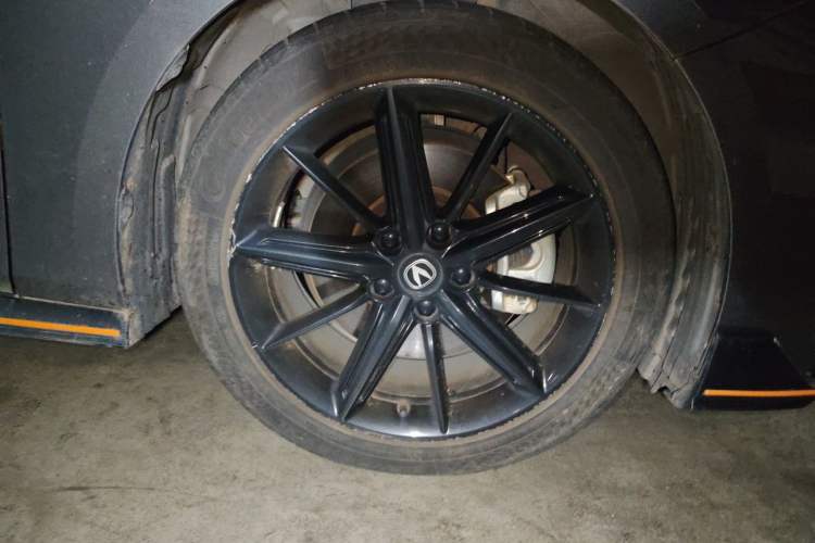 Used CHANGAN UNI-V 2023 2.0T Leading-Speed Edition Right Front Wheel Hub