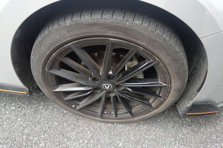 Used CHANGAN UNI-V 2023 1.5T Sport Edition Right Front Wheel Hub