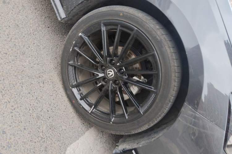 Used CHANGAN UNI-V 2023 1.5T Sport Edition Right Front Wheel Hub
