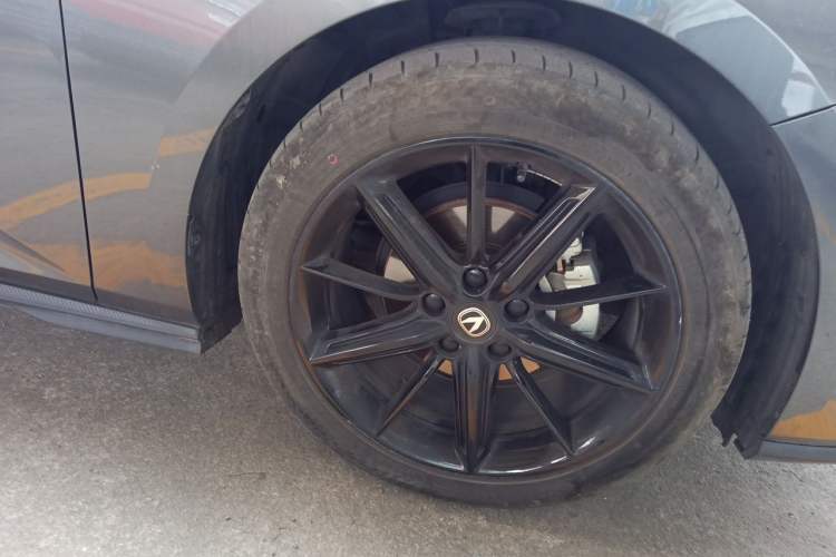 Used CHANGAN UNI-V 2023 1.5T Prestige Model Right Front Wheel Hub