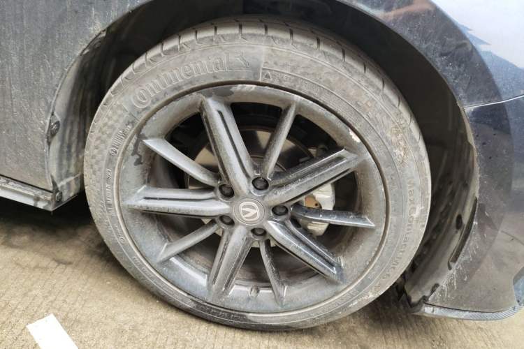 Used CHANGAN UNI-V 2023 1.5T Prestige Model Right Front Wheel Hub