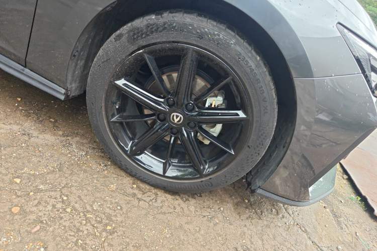 Used CHANGAN UNI-V 2023 1.5T Prestige Model Right Front Wheel Hub