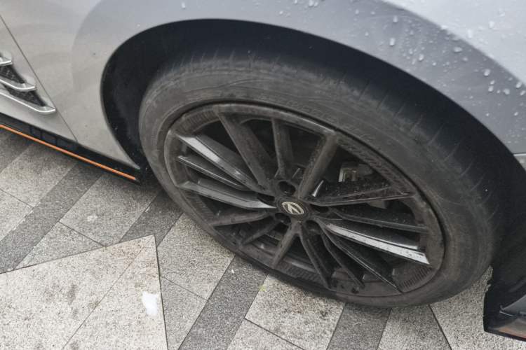 Used CHANGAN UNI-V 2023 1.5T Sport Edition Right Front Wheel Hub