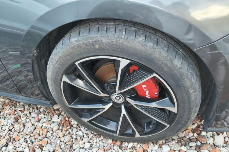 Used CHANGAN UNI-V 2023 1.5T Premium Model Right Front Wheel Hub