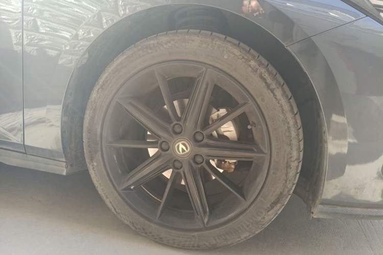 Used CHANGAN UNI-V 2023 1.5T Prestige Model Right Front Wheel Hub