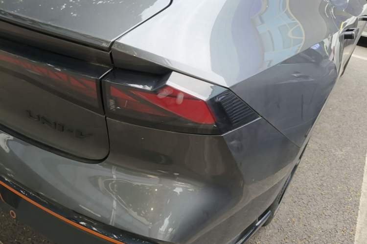 Used CHANGAN UNI-V 2023 2.0T Leading-Speed Edition Right Rear Taillight