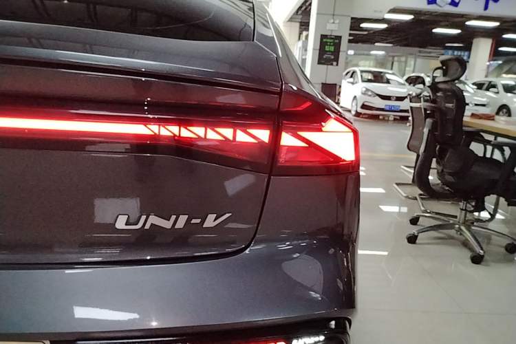Used CHANGAN UNI-V 2023 1.5T Sport Edition Right Rear Taillight