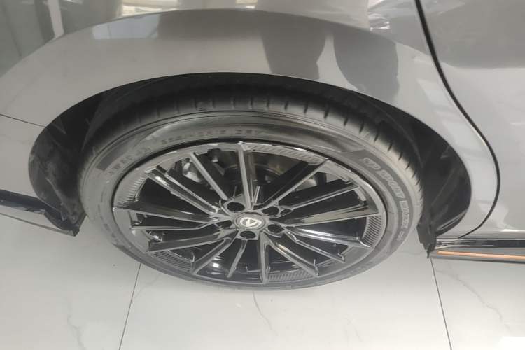 Used CHANGAN UNI-V 2023 1.5T Sport Edition Right Rear Wheel Hub