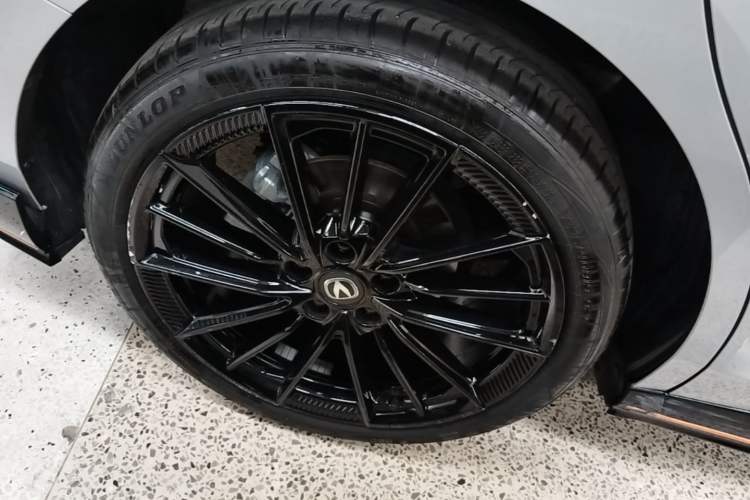 Used CHANGAN UNI-V 2023 1.5T Sport Edition Right Rear Wheel Hub