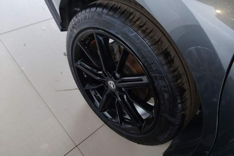 Used CHANGAN UNI-V 2023 1.5T Prestige Model Right Rear Wheel Hub