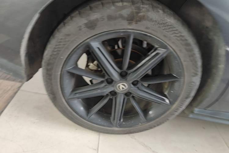 Used CHANGAN UNI-V 2023 1.5T Prestige Model Right Rear Wheel Hub