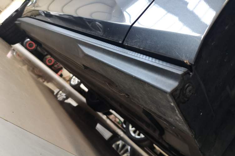 Used CHANGAN UNI-V 2023 1.5T Prestige Model Right Side Sill