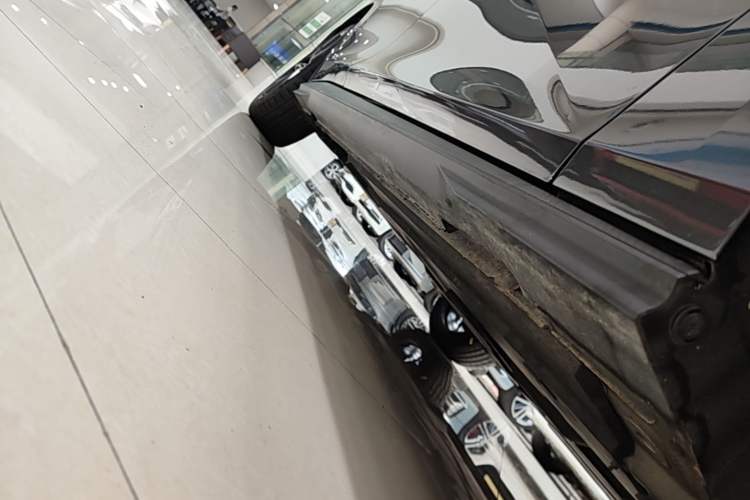 Used CHANGAN UNI-V 2023 1.5T Prestige Model Right Side Sill