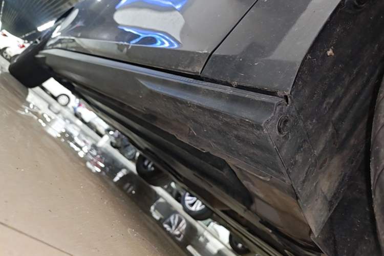 Used CHANGAN UNI-V 2023 1.5T Prestige Model Right Side Sill