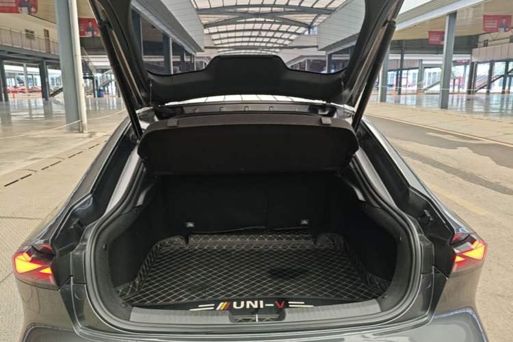 Used CHANGAN UNI-V 2023 1.5T Sport Edition Trunk