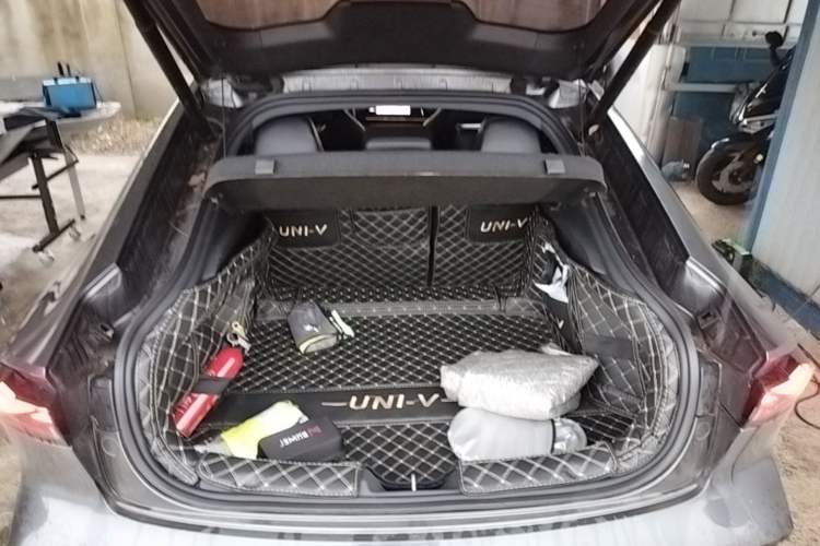 Used CHANGAN UNI-V 2023 1.5T Prestige Model Trunk