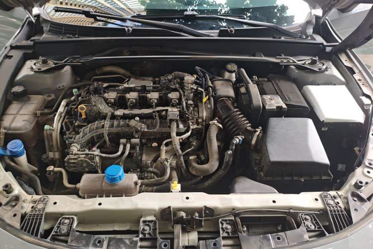 Used CHANGAN UNI-V 2023 1.5T Smart Navigation Version Engine Bay