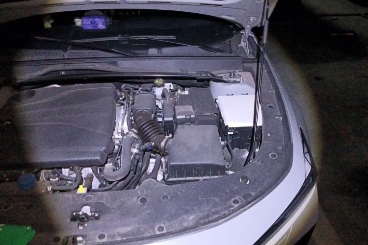 Used CHANGAN UNI-V 2023 1.5T Premium Model Engine Bay Left