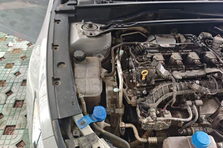 Used CHANGAN UNI-V 2023 1.5T Smart Navigation Version Engine Bay Right