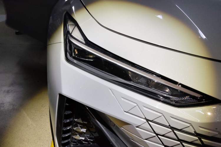 Used CHANGAN UNI-V 2023 1.5T Prestige Model Right Front Headlight