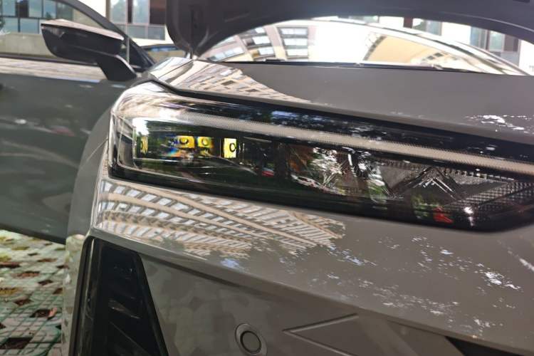 Used CHANGAN UNI-V 2023 1.5T Smart Navigation Version Right Front Headlight