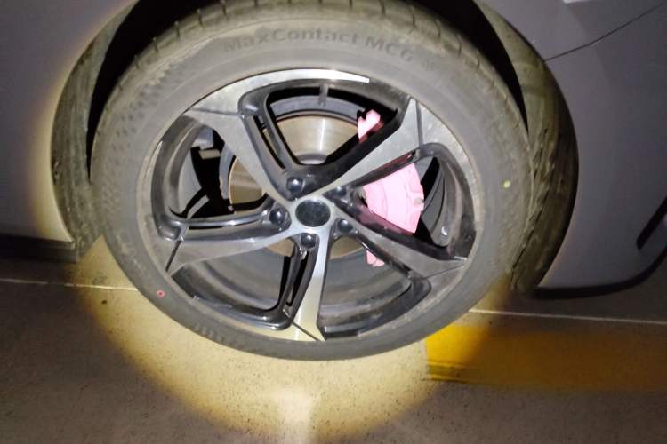 Used CHANGAN UNI-V 2023 1.5T Prestige Model Right Front Wheel Hub