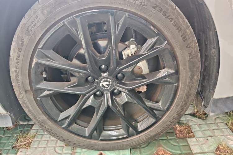 Used CHANGAN UNI-V 2023 1.5T Smart Navigation Version Right Front Wheel Hub