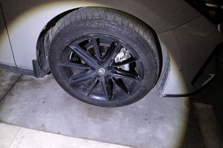 Used CHANGAN UNI-V 2023 1.5T Premium Model Right Front Wheel Hub
