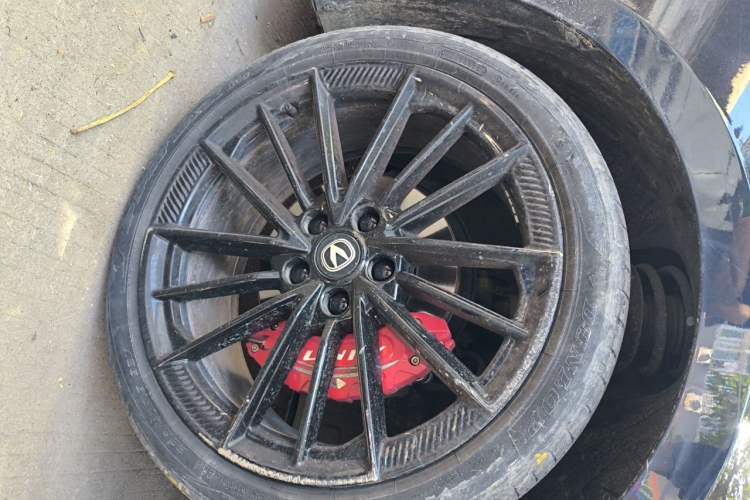 Used CHANGAN UNI-V 2023 1.5T Sport Edition Right Front Wheel Hub