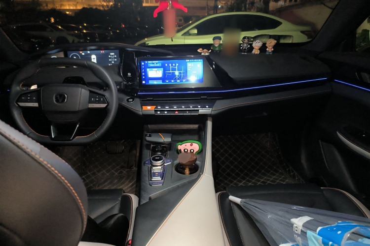 Used CHANGAN UNI-V 2023 1.5T Prestige Model Center Console