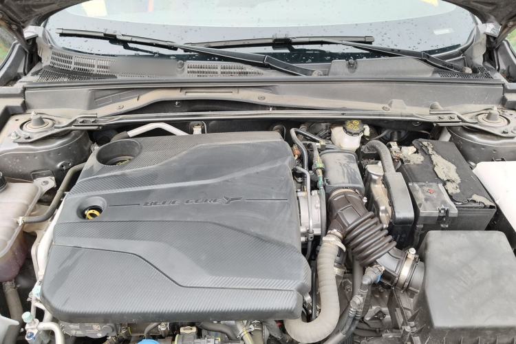 Used CHANGAN UNI-V 2023 1.5T Premium Model Engine Bay