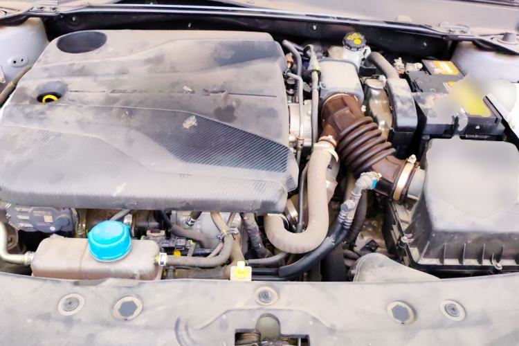 Used CHANGAN UNI-V 2023 1.5T Sport Edition Engine Bay