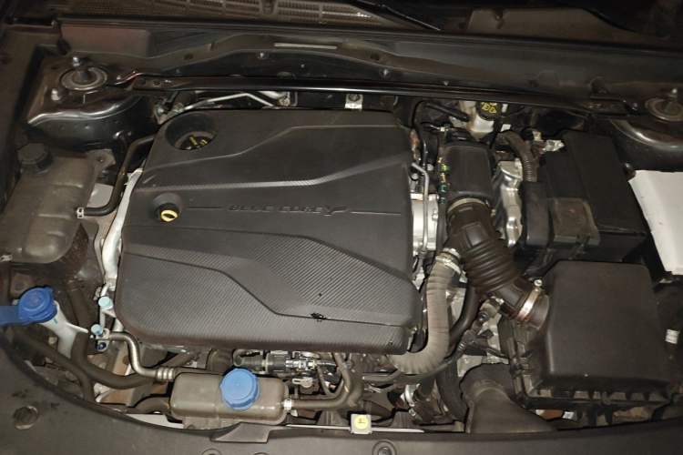 Used CHANGAN UNI-V 2023 1.5T Sport Edition Engine Bay