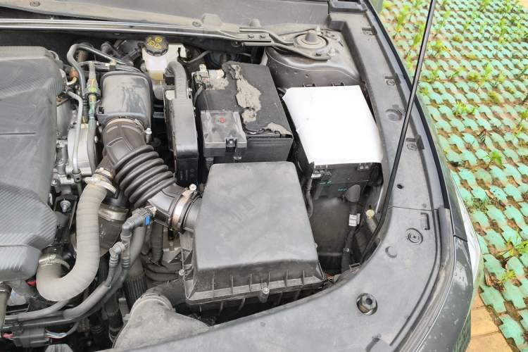 Used CHANGAN UNI-V 2023 1.5T Premium Model Engine Bay Left
